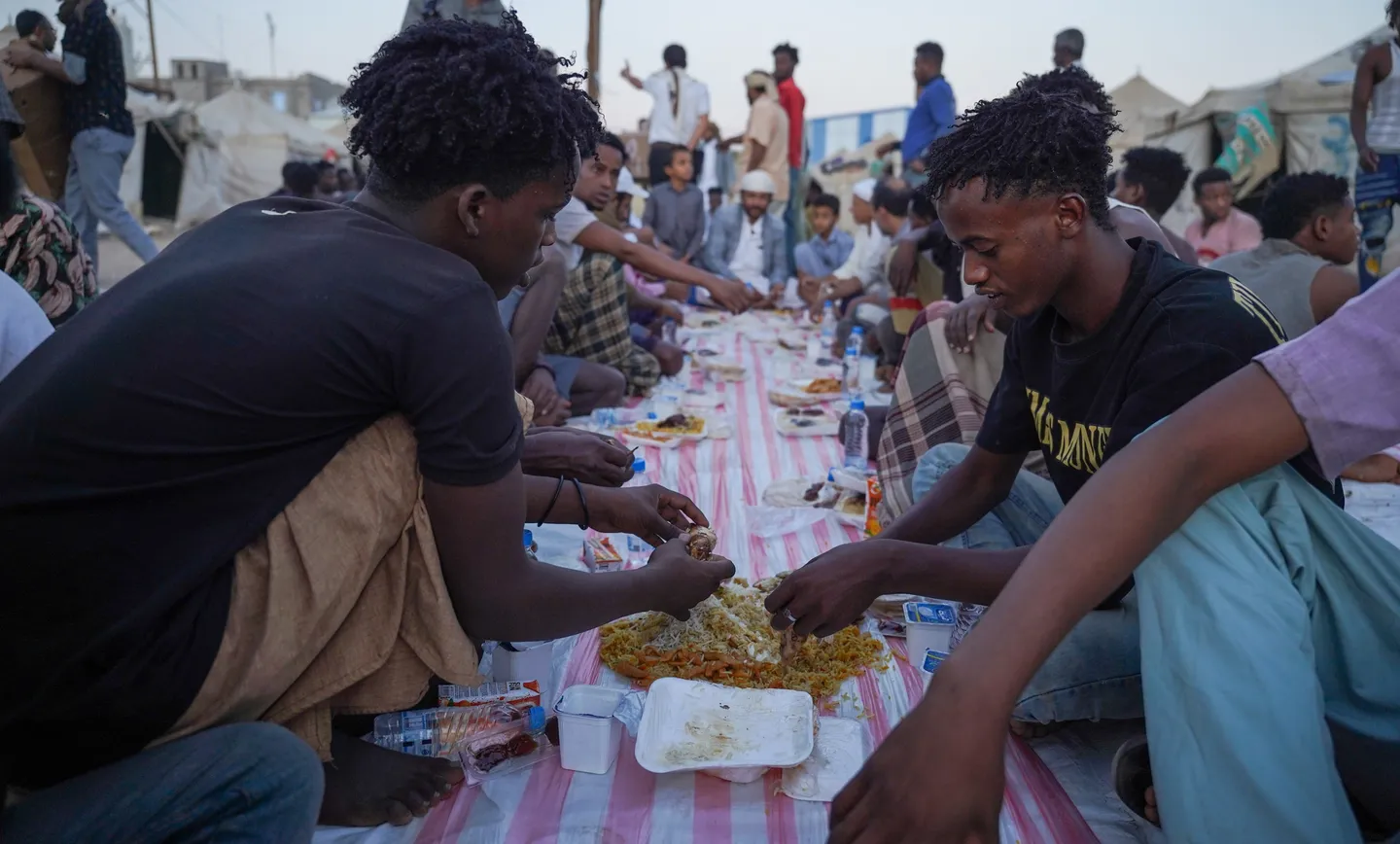 En tiempos difíciles, refugiados y locales en Yemen se unen a través de la comida en Ramadán